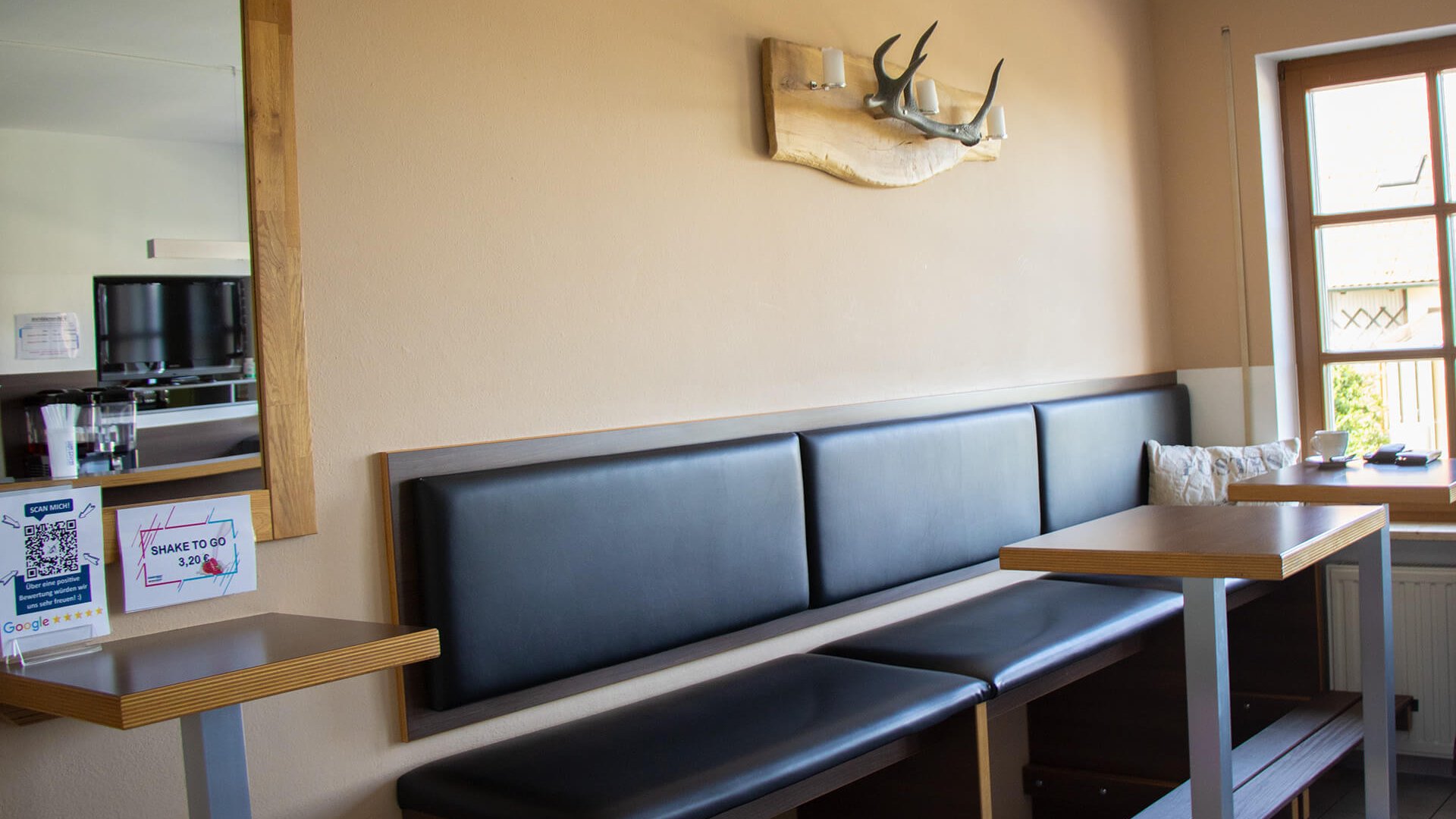 Ein Bild von der Bar im Fitnessstudio.