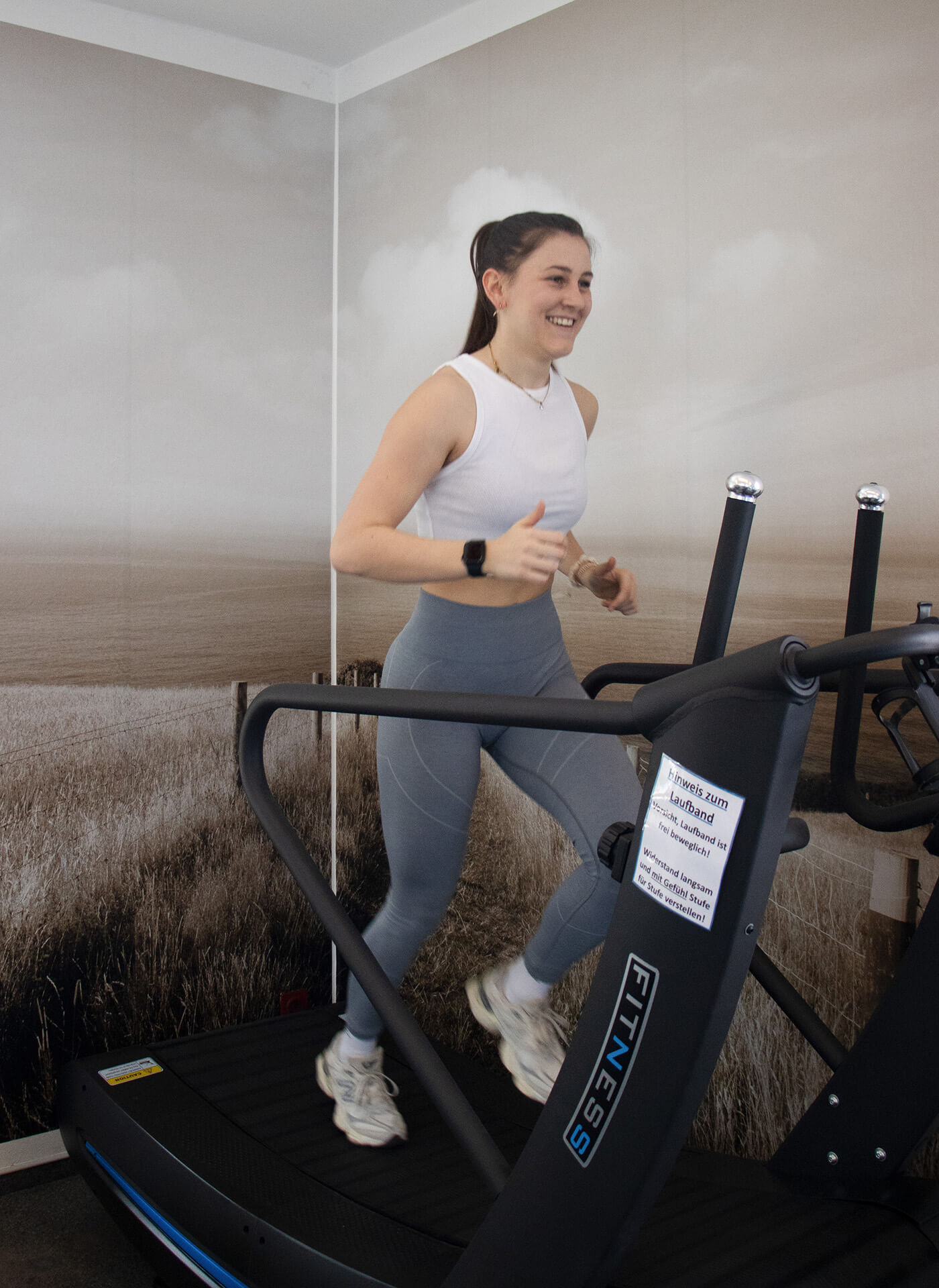 Ein Maedchen am Laufband.
