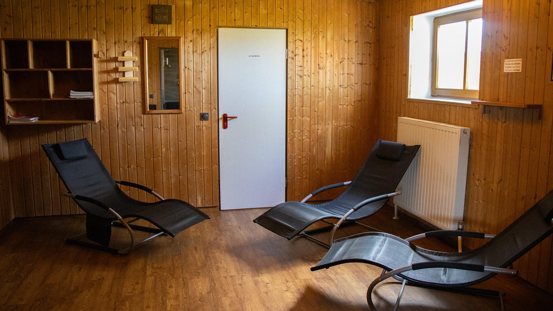 Bild vom Ruheraum vor der Sauna.