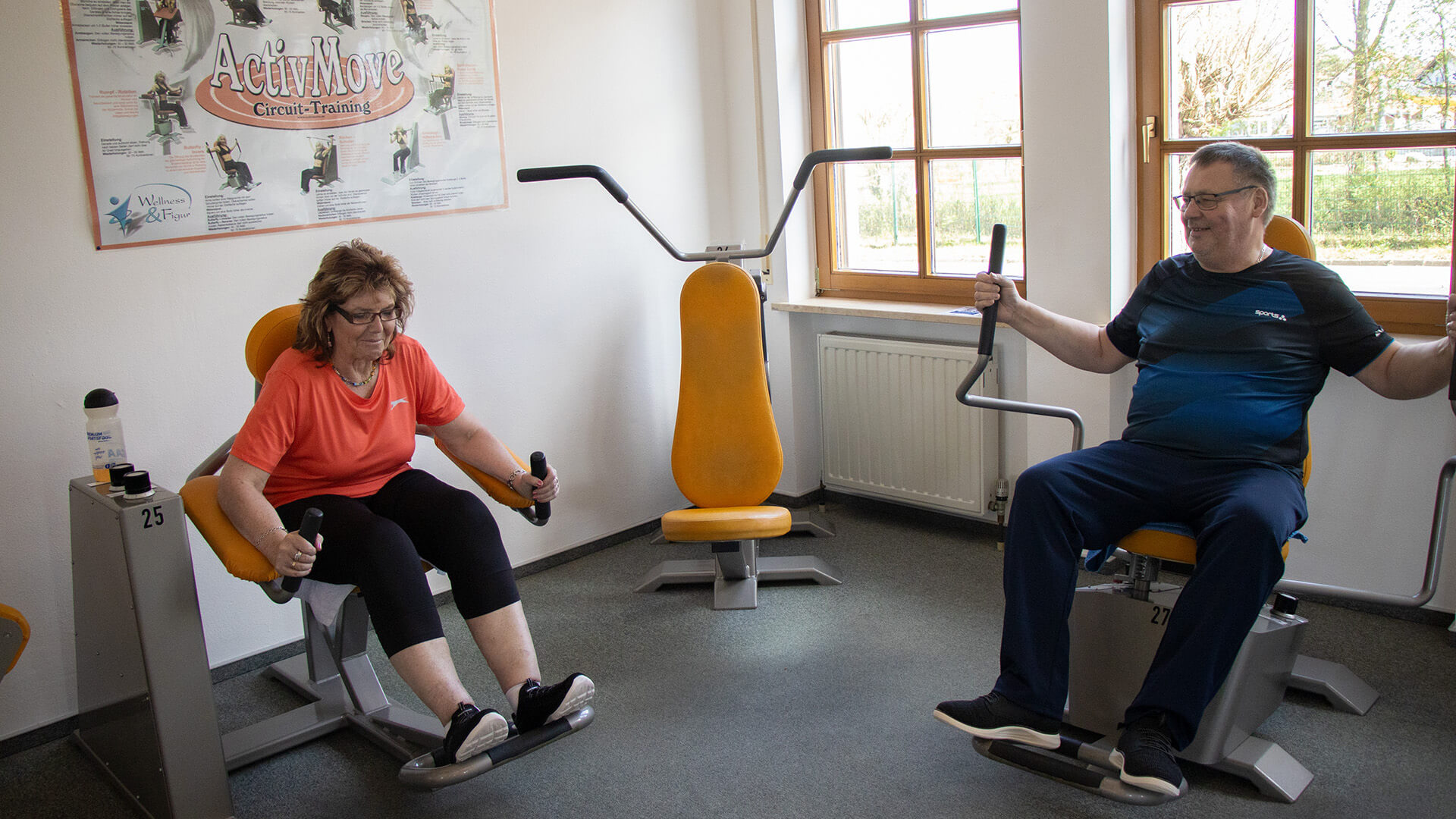 Ältere Frau und älterer Herr, die Zirkeltraining betreiben.